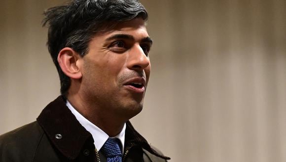 El primer ministro británico, Rishi Sunak, reacciona cuando se encuentra con los cadetes de la RAF (Royal Air Force) en una visita al valle de la RAF en Anglesey, al norte de Gales, el 22 de marzo de 2023. (Foto de Richard Martin-Roberts / POOL / AFP)