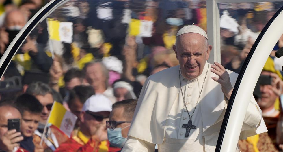 Pope Francis invites young people to 
