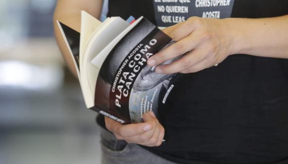 Ayer, el periodista Christopher Acosta y su editor, Jerónimo Pimentel, fueron sentenciados por la publicación del libro "Plata como Cancha" (en la foto), que narra pasajes poco conocidos de la vida de César Acuña. (Foto: Jessica Vicente / @photo.gec).