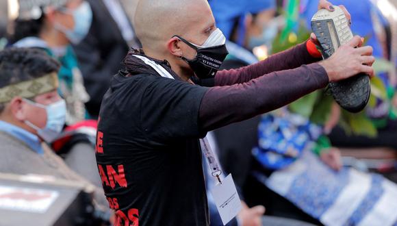 Rodrigo Rojas muestra en la Asamblea Constituyente que ha sido rociado con cañones de agua de la policía antidisturbios chilena durante enfrentamientos el 4 de julio de 2021. (JAVIER TORRES / AFP).