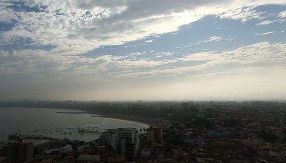 Imagen panorámica de la Costa Verde registrada desde el Morro Solar de Chorrillos, hoy lunes 24 de mayo | Foto: Alessandro Currarino / @photo.gec