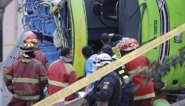 Un día como hoy de hace un año, pasadas las 5 de la tarde, el vehículo de la empresa Green Bus cayó en la ladera del cerro San Cristóbal, dejando 10 muertos y más de 50 heridos. (Foto: El Comercio)