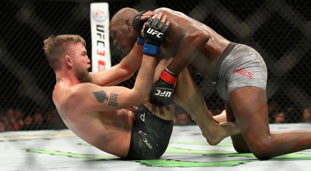 UFC 232: revive todas las peleas del mega evento que coronó a Jon Jones y Amanda Nunes | VIDEO. (Foto: AFP)