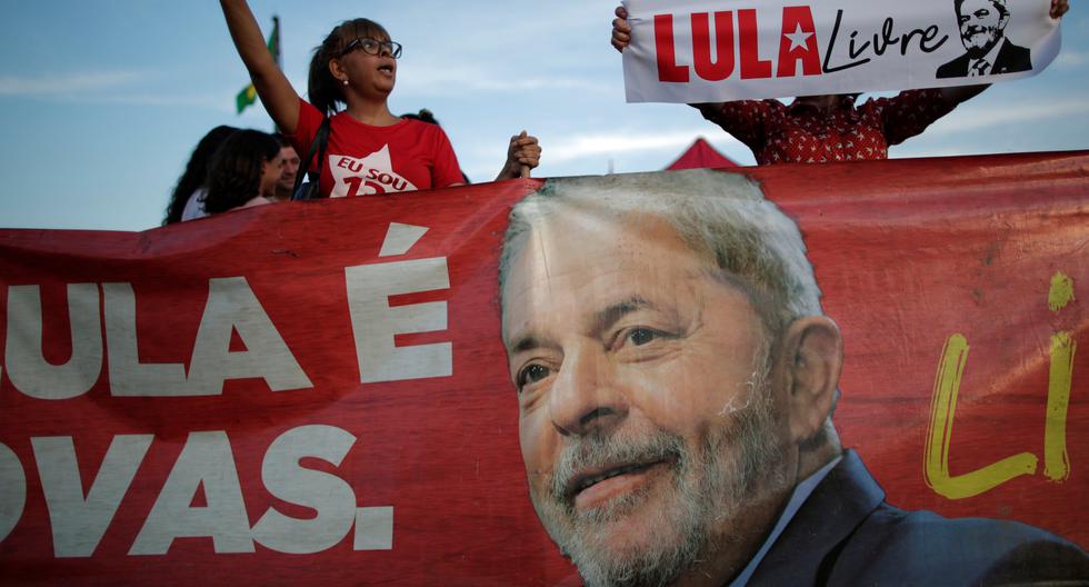 Los partidarios del ex presidente de Brasil, Luiz Inácio Lula da Silva, protestan frente a la Corte Federal Suprema en Brasilia. Foto: Reuters