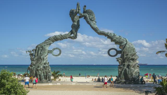 La escultura Portal Maya de Playa del Carmen hace referencia al juego de pelota de los mayas.  Foto: istock