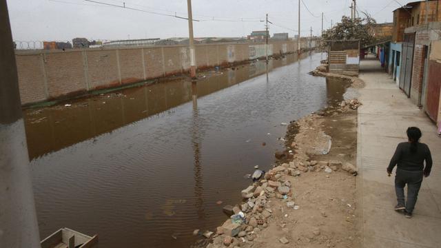 Vecinos del asentamiento humano Francisco Bolognesi señalan que las filtraciones de agua y el agua empozada en la zona han dañado sus viviendas. (Dante Piaggio/ El Comercio)