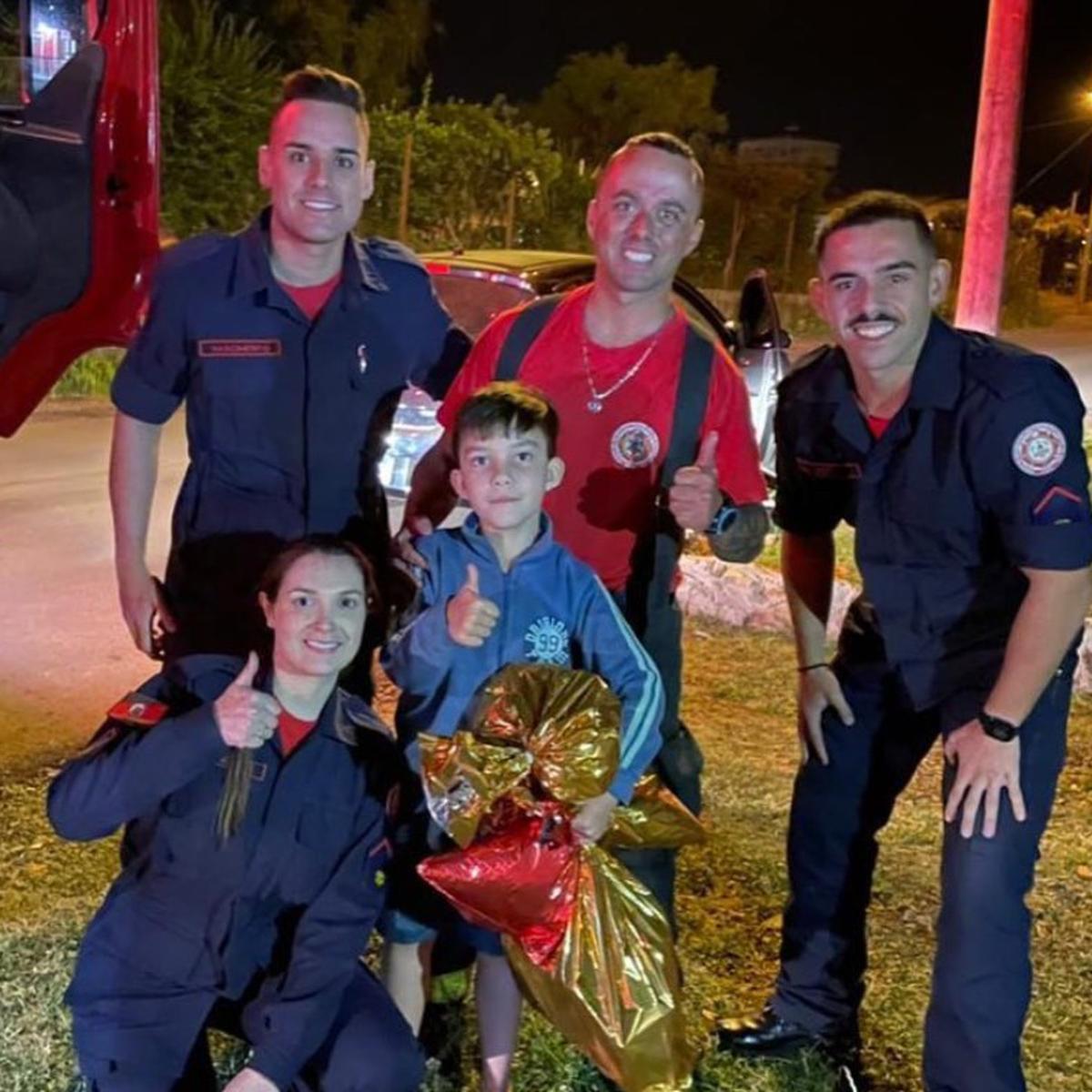 Viral | Gran gesto: bomberos llevan regalos a niño cuya casa se incendió  horas antes de la Navidad | Facebook | Historias | nnda nnni | HISTORIAS |  MAG.