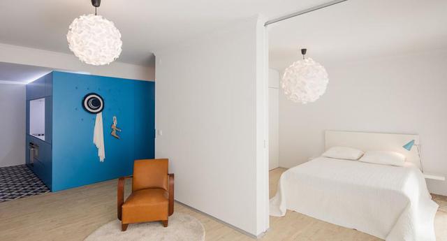 Ubicado en Portugal,  la decoración de este departamento se basa en el estilo minimalista. Tiene como pieza central un volumen turquesa que sirve de separación para los distintos ambientes. (Foto: João Morgado /tiagodovale.com)