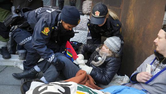 Mujeres policías se llevan a la activista climática sueca Greta Thunberg (centro) mientras se manifestaba con otros activistas frente al Ministerio de Finanzas y varios otros ministerios el 1 de marzo de 2023 en Oslo, Noruega. (Foto: Javad Parsa / NTB / AFP)