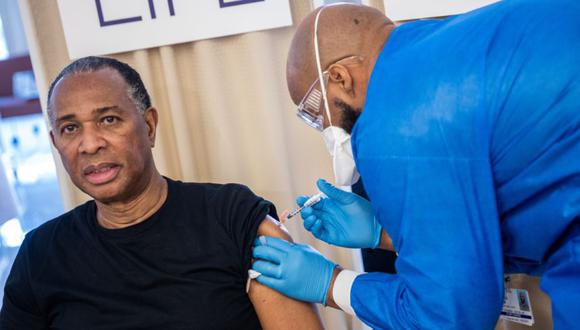 El Rev. Jacques DeGraff recibe una dosis de la vacuna Pfizer-BioNTech contra la enfermedad del coronavirus, en el NYC Health + Hospitals Harlem Hospital en el distrito de Manhattan de la ciudad de Nueva York, Nueva York, EE.UU. (Foto: REUTERS / Jeenah Moon).