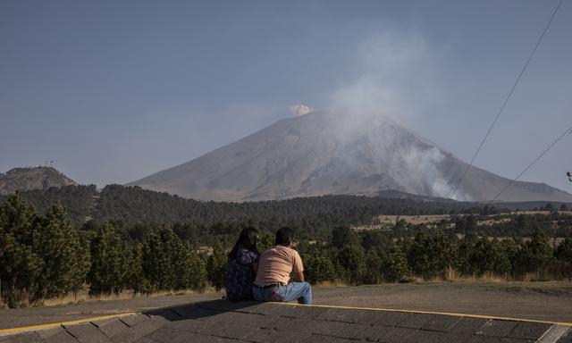 Dos personas observan el volcán Popocatépetl en el estado de Puebla, México. (Bloomberg).