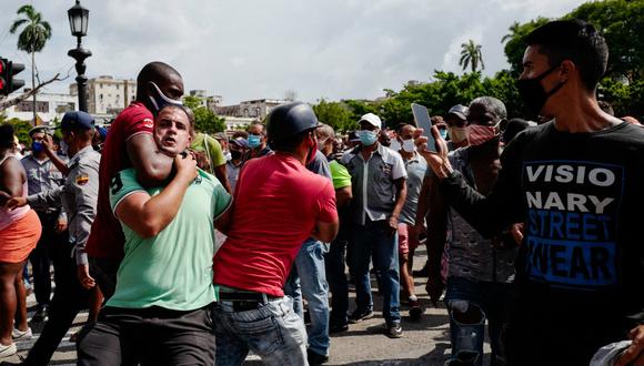 Los cubanos utilizan las redes sociales para denunciar lo que ocurre en la isla. (Foto: ADALBERTO ROQUE / AFP)