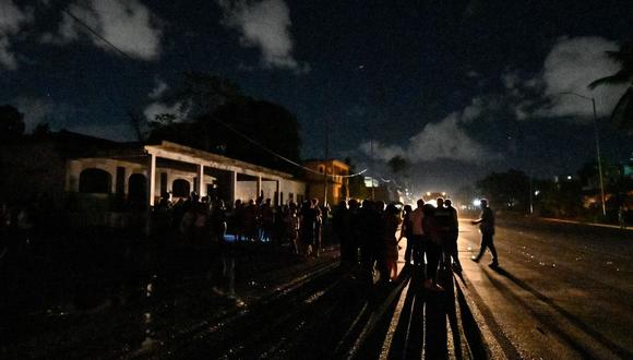 Los residentes se reúnen afuera en un vecindario en medio de un apagón eléctrico prolongado después del huracán Ian en La Habana el 30 de septiembre de 2022. (Foto de Adalberto ROQUE / AFP)