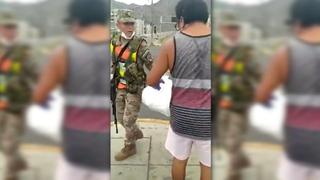 Vecinos del Rímac ofrecen alimentos a policías y miembros del ejército