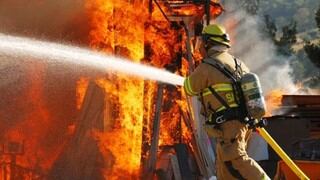 Esta “polémica” fotografía de unos bomberos en pleno incendio “escandalizó” las redes sociales