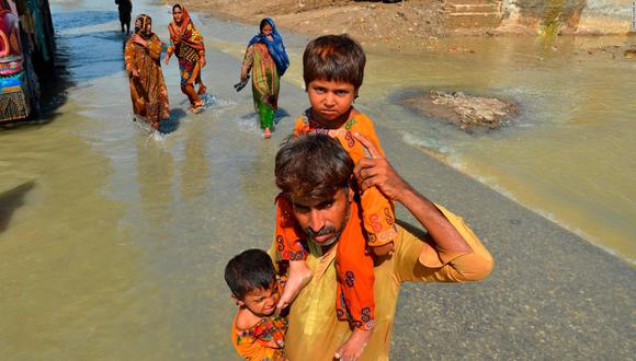 Un hombre desplazado saca a sus hijas de su casa afectada por las inundaciones en Jaffarabad, un distrito de la provincia suroccidental paquistaní de Baluchistán, el 27 de agosto de 2022. (Foto referencial de Zahid Hussain / AP)