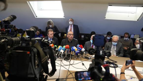 El presidente de la Conferencia Episcopal de España, el cardenal Juan José Omella, habla durante una conferencia de prensa, el 22 de febrero de 2022, en Madrid.