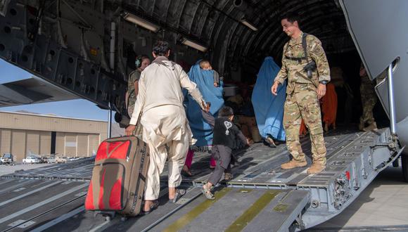 Militares de Estados Unidos ayudan a los pasajeros a subir a un C-17 Globemaster III de la Fuerza Aérea de EE.UU. durante la evacuación de Afganistán. (DONALD R. ALLEN / US AIR FORCE / AFP).