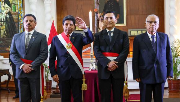 Daniel Barragán, Pedro Castillo, Richard Tineo y Aníbal Torres tras la ceremonia de juramentación. Foto: Presidencia