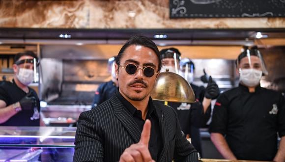 Salt Bae empezó de cero para generar fortuna. Ahora tiene 16 restaurantes en varios países. (Foto: AFP)