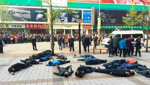 Taxistas chinos encontrados en el suelo por tomar pesticidas