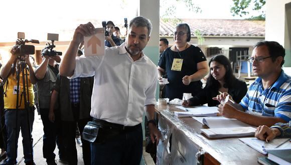 El presidente paraguayo, Mario Abdo Benítez, emite su voto en la escuela República de Chile en Asunción el 30 de abril de 2023, durante las elecciones nacionales. (Foto de NORBERTO DUARTE / AFP)