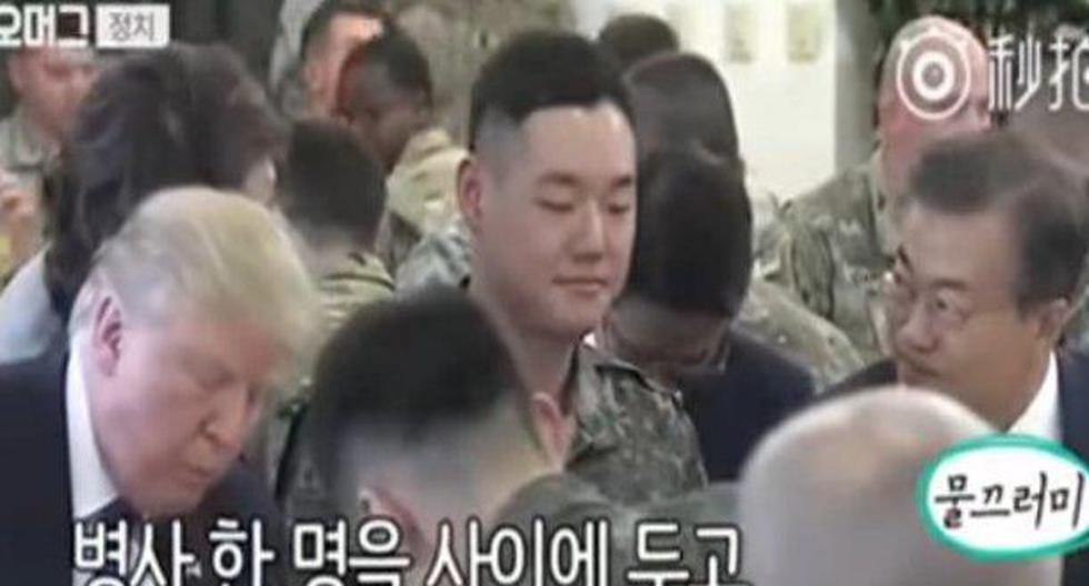 Este soldado fue sentado entre dos presidentes y pasó un momento incómodo. (Foto: YouTube)