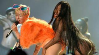 México: investigan show de Miley Cyrus por gesto con la bandera