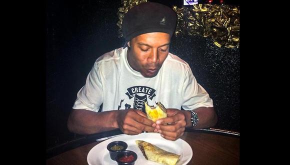 Ronaldinho disfruta de México y su tradicional 'burrito'