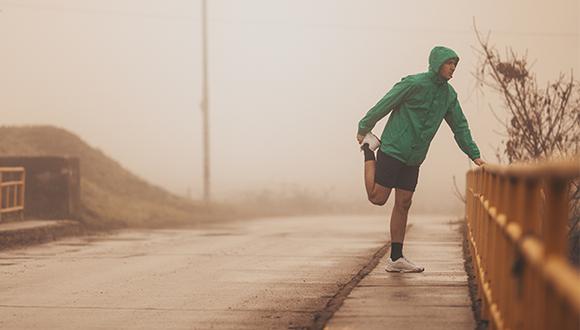 El principal peligro de correr con neblina es la poca visibilidad, tanto para el que corre como el peatón.