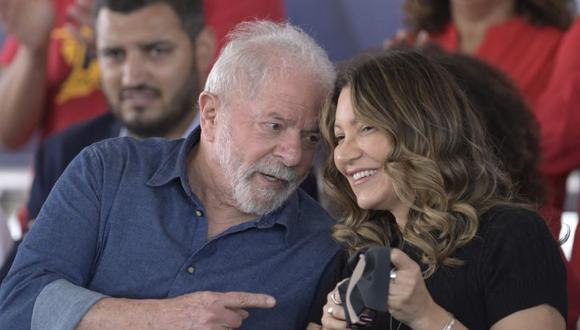 El expresidente brasileño (2003-2011) y candidato presidencial Luiz Inácio Lula da Silva (izquierda) habla con esposa Rosangela da Silva (derecha) durante el evento "Lula abraza a Contagem", en Contagem, estado de Minas Gerais, Brasil.