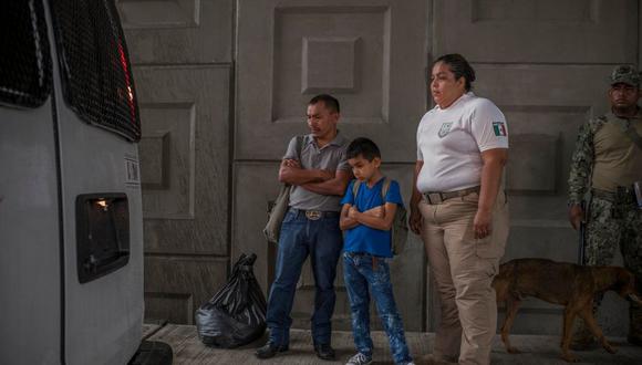 Estanislao Hernández, de 40 años, y su hijo Élder, de 10, migrantes de Honduras, fueron detenidos por las autoridades mexicanas en un puesto de control fronterizo en las afueras de Tapachula, México. (Daniele Volpe para The New York Times).