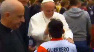 Papa Francisco firma camiseta de Paolo Guerrero de un niño [VIDEO]