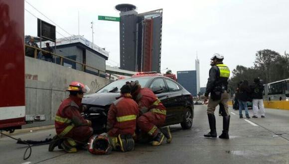 Joven que chocó su auto en Vía Expresa no tuvo mayores daños