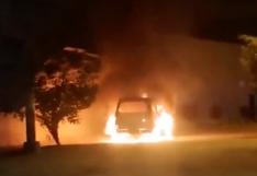 Miniván que habría sido utilizada en secuestro de empresaria fue quemada horas después del rapto | VIDEO 