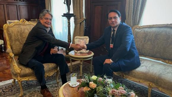 Fernando Villavicencio con el presidente de Ecuador, Guillermo Lasso. (Foto: Twitter)