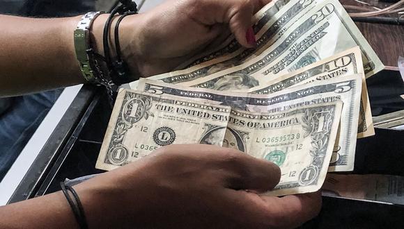 El dólar se cotizó el miércoles a 12.518,22 bolívares soberanos. (Foto: AFP)