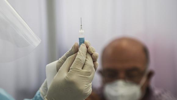 “Es importante precisar que el fallecimiento de la participante no tiene relación con la vacuna ya que recibió un placebo", señala el comunicado de la UPCH. (Foto: AFP)