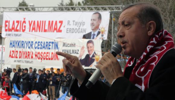 Primer ministro de Turquía quiere prohibir YouTube y Facebook