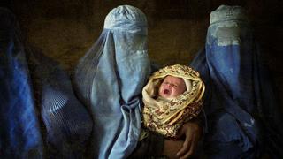 Afganistán: la “horrible experiencia” de dar a luz bajo el régimen talibán