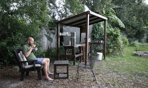 Rob Greenfield sólo se alimenta de lo que crece en su jardín. (AFP)