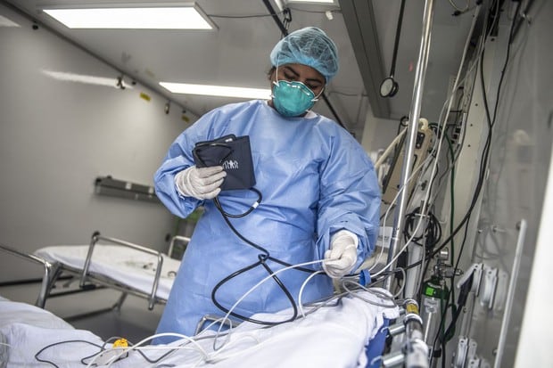 Un especialista se encuentra en una unidad móvil establecida por el Ministerio de Salud peruano como medida preventiva si se presenta un caso del virus COVID-19, en el Hospital Hipólito Unanue (Foto: AFP)