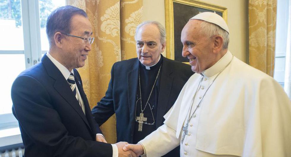 Ban Ki-moon y el papa Francisco se dan la mano en el Vaticano. (Foto: EFE)