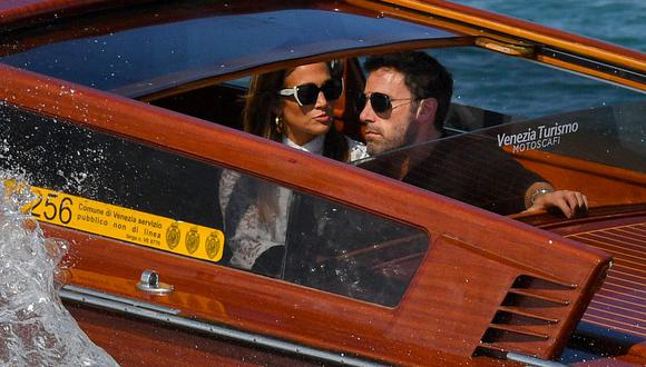 Jennifer Lopez y Ben Affleck fueron captados muy románticos en un taxi acuático que los llevaba a su hotel de lujo en la ciudad de Venecia. (Foto: Filippo Monteforte / AFP)