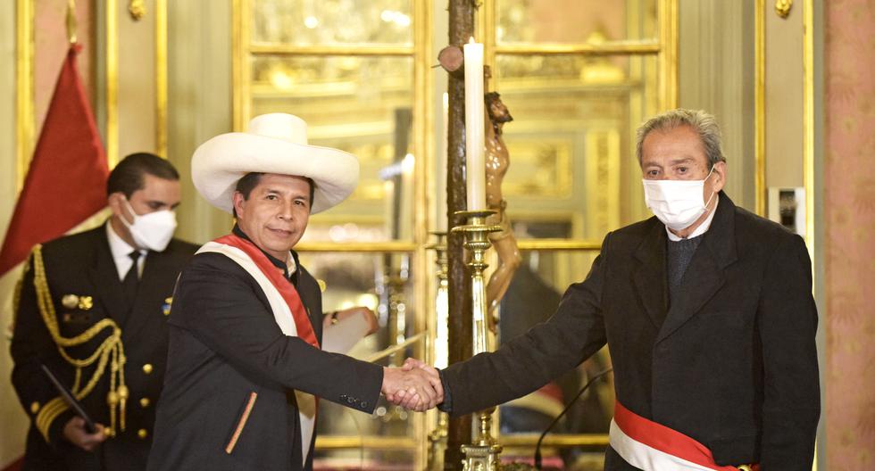 Carlos Gallardo, nuevo ministro de Educación, está vinculado a la Fenate Perú, facción magisterial fundada por Pedro Castillo. (Foto: Presidencia)