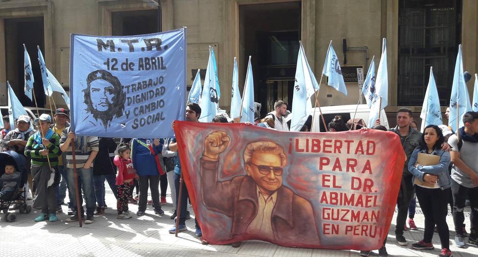 Miembros del Movadef participan en una marcha en Buenos Aires en el 2018, en la que también se ven banderas del colectivo MTR 12 de Abril.
