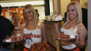 Meseras de Hooters critican su nuevo uniforme por ser “ropa interior”