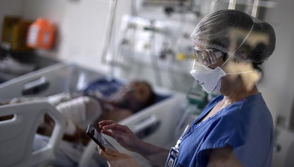 Un paciente de COVID-19 en la unidad de cuidados intensivos de un hospital de Brasil. (Foto: Douglas Magno / AFP)