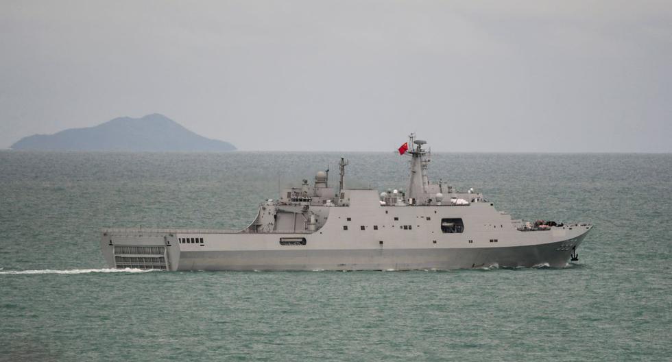 Una foto tomada el 18 de febrero de 2022 muestra un buque de China que transita por el Estrecho de Torres, en el norte de Australia. (Foto referencial, HANDOUT / AUSTRALIAN DEFENCE FORCE / AFP).