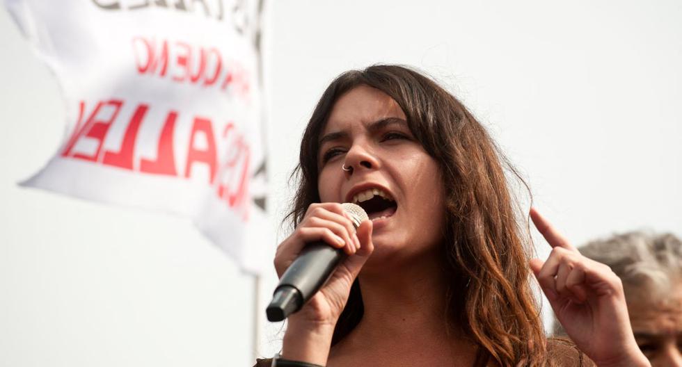 En esta foto de archivo tomada el 25 de abril de 2012, la vocera de la Confederación de Estudiantes de Chile, Camila Vallejo, habla durante una protesta exigiendo al gobierno una educación pública gratuita y de alta calidad. (MARTIN BERNETTI / AFP).